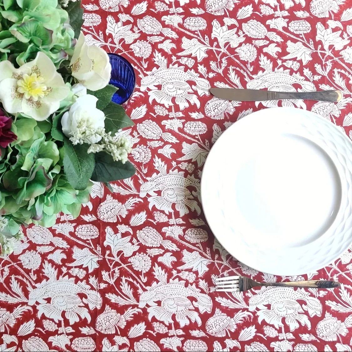 One linen tablecloth, suitable for the kitchen table. An elegant rectangular hand-woven embroidered tablecloth.xzj