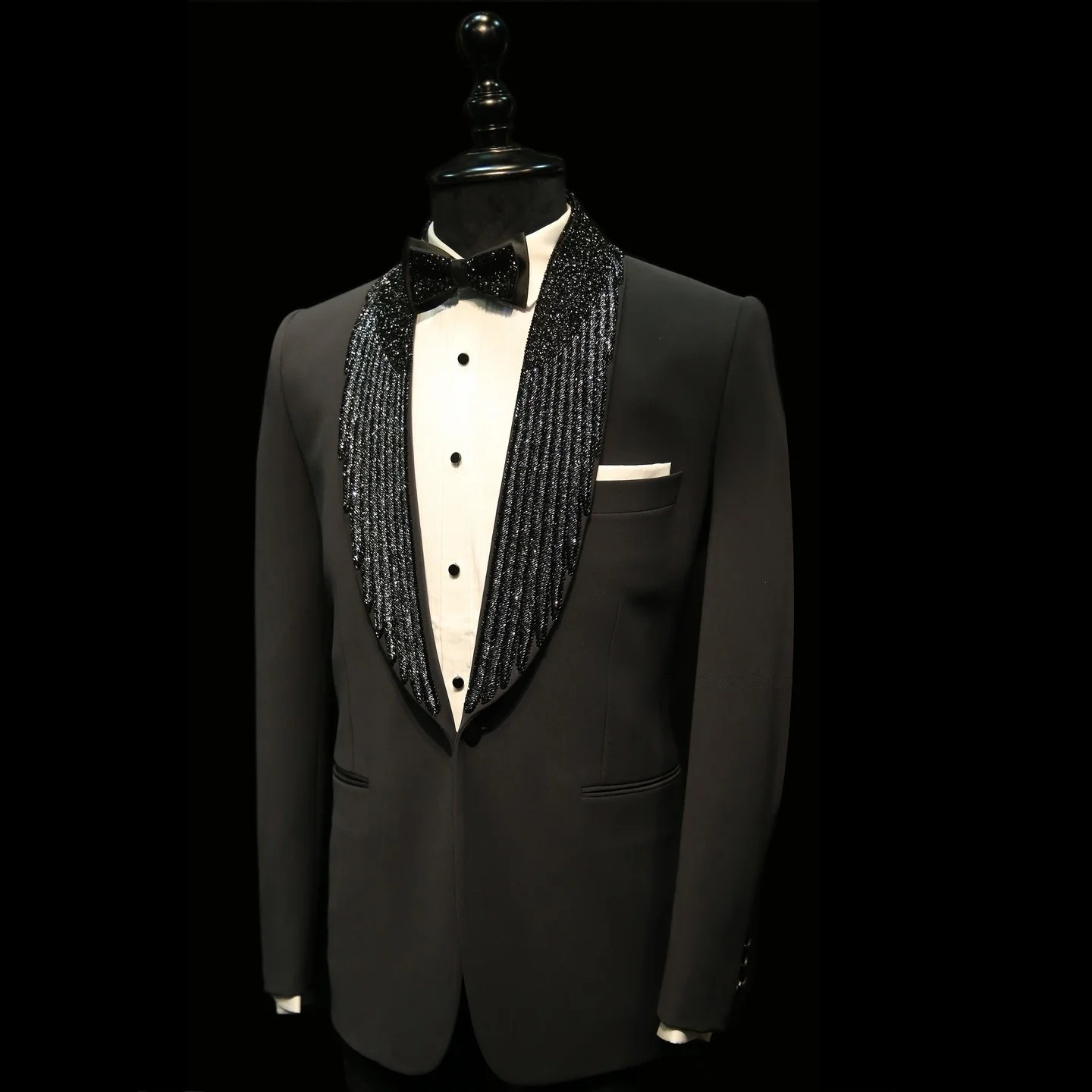 ชุดสูทแต่งงานผู้ชายแบบทันสมัย ตัดเย็บตามสั่ง 2 ชิ้น เสื้อสูทและกางเกง ปกแบบชาล กระดุมเดี่ยว ประดับลูกปัดและลายปัก  ชุดสูททางการที่ทันสมัย ปรับแต่งได้