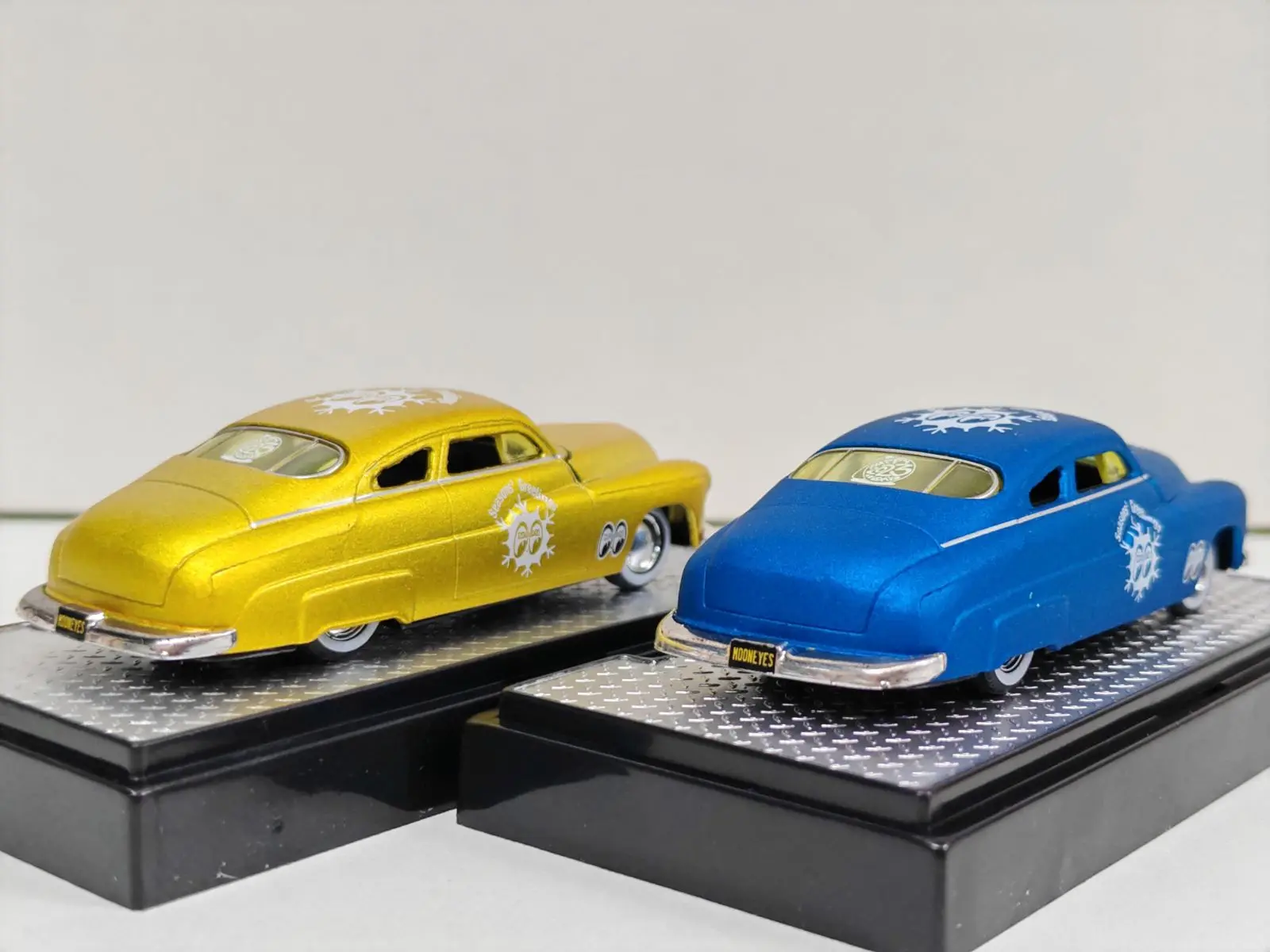 M2 Machines 1/64 1949 Mercury Custom Mooneyes Blue Gold Yellow Die-cast Alloy Car Model Collection Display Child Gift