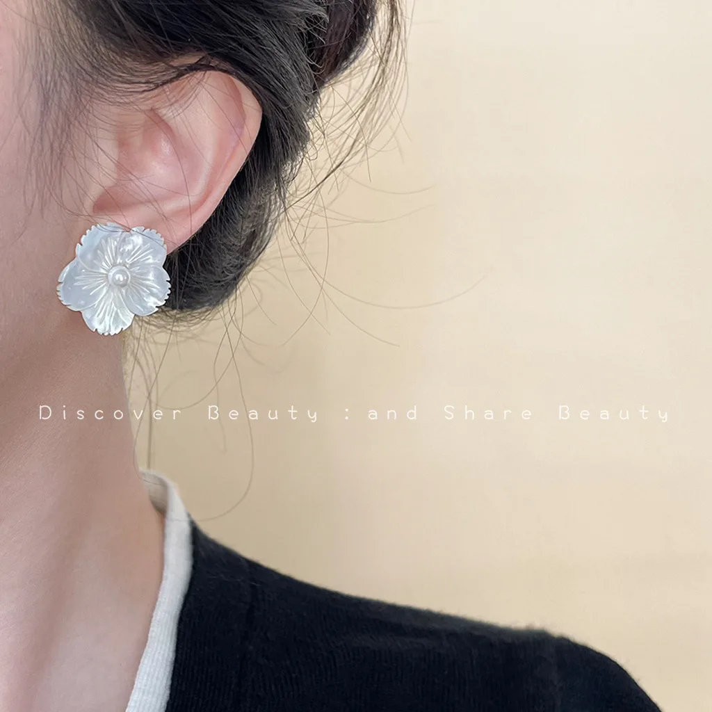 DIY accessories Personal cold wind exaggerated flower earrings women's niche design versatile pearl stud earrings French super f