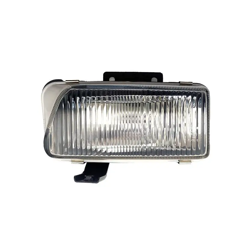 1 Bulb Type Front Fog Lamp Assembly Installed on an Isuzu 700P Truck