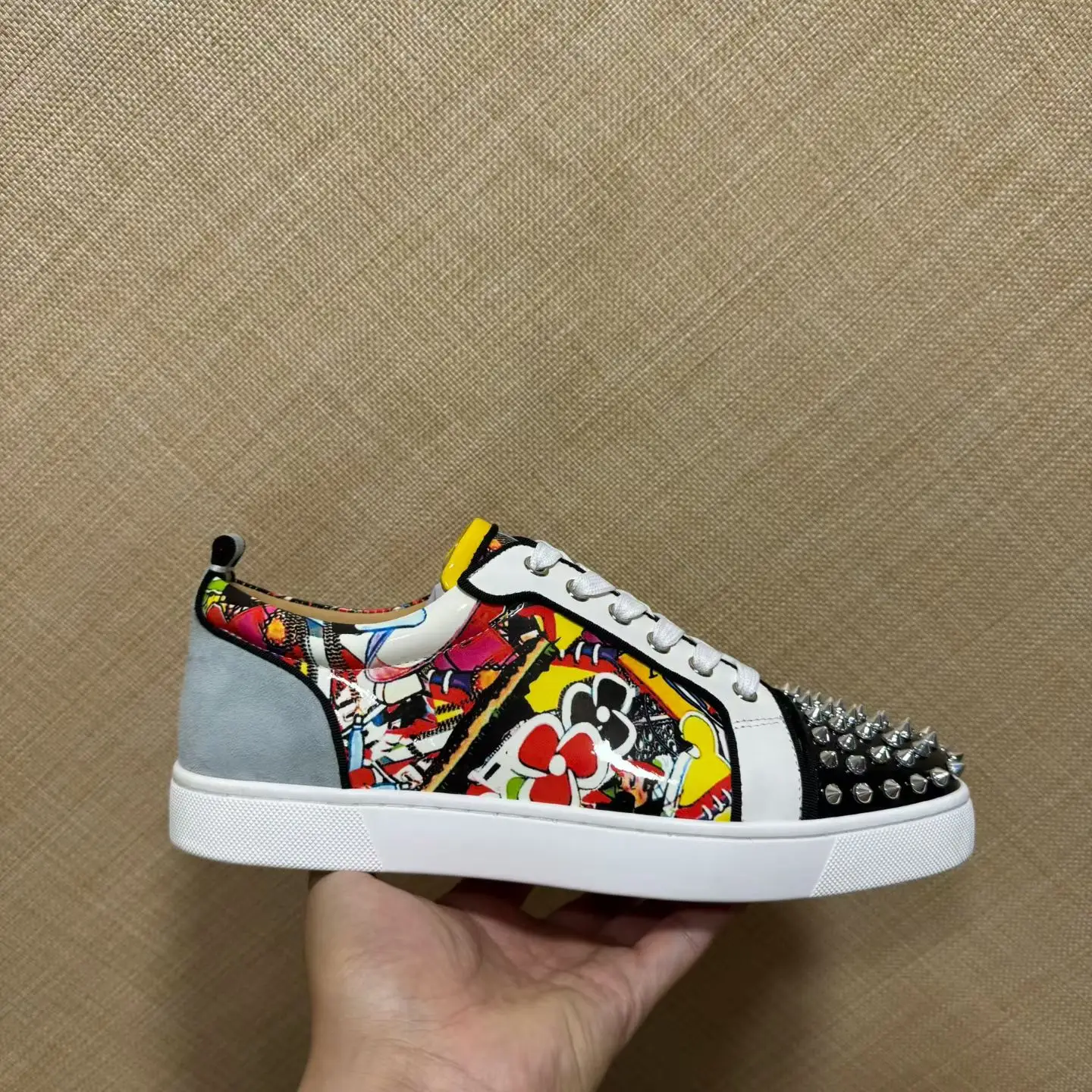 Luxury Men's Graffiti Leather Silver Rivets Toecap Lace Up Sneakers Premium Red Bottom Casual Boat Shoes Fashion Party Footwear
