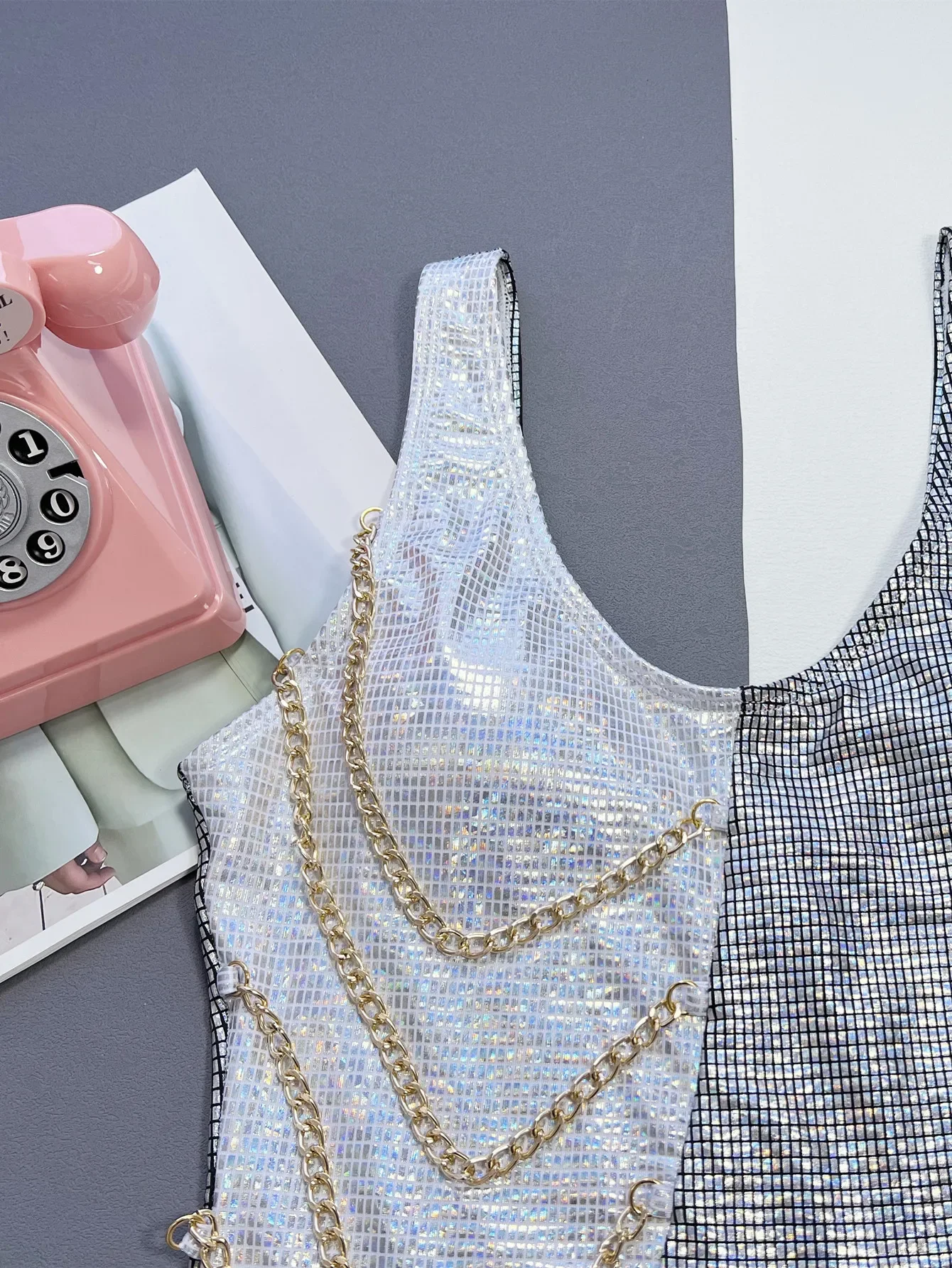 2025 جديد المرأة سلسلة لامعة قطعة واحدة ملابس السباحة ، مثير فضي المرقعة بيكيني ، الحمالة عارية الذراعين الصيف الشاطئ ثوب سباحة مونوكيني