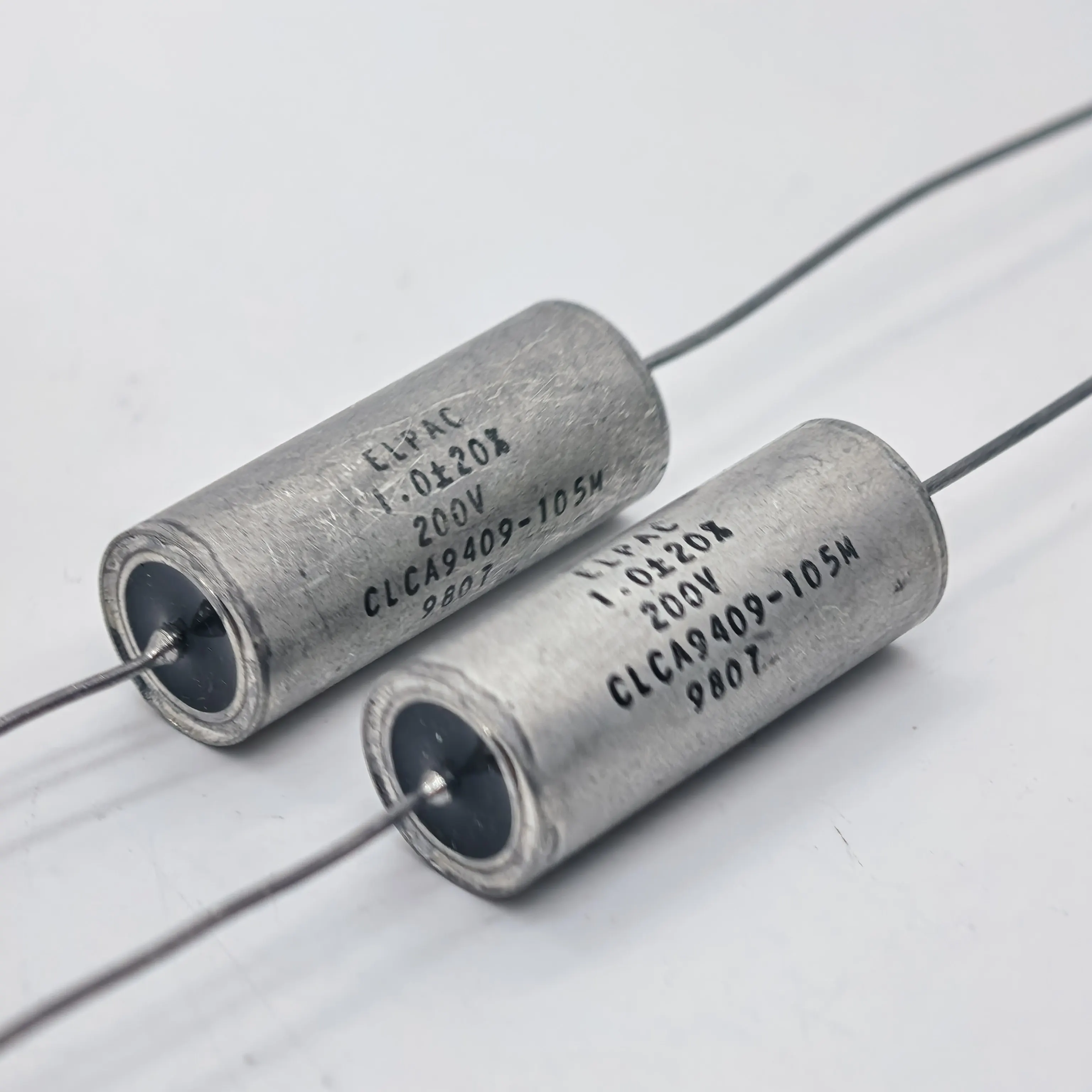 

Американский конденсатор 1UF 200V CLCA9409-105M с осевым выводом, индуктивно-связанный, маслонаполненный, для аудиофилов