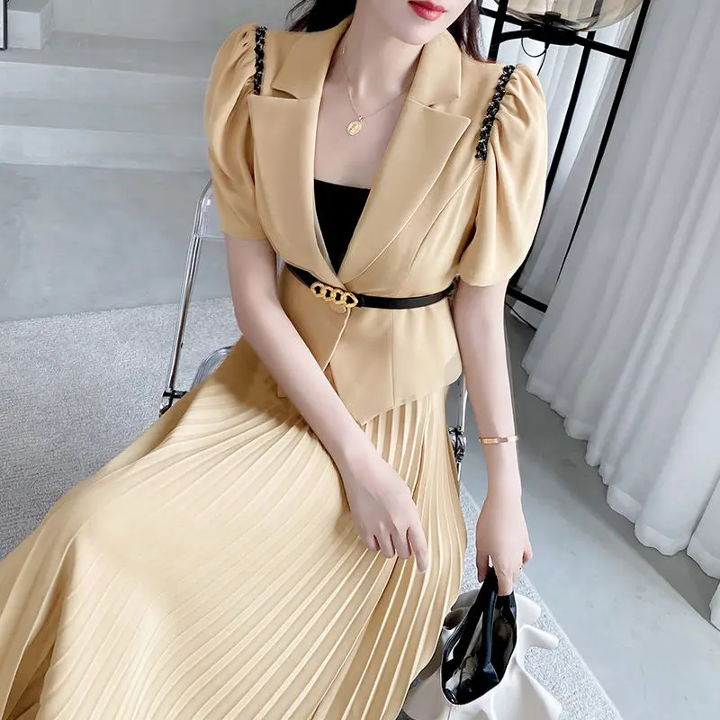 2023 Design Sense Niche Khaki Short Sleeved Suit Pleated Skirt Summer Temperament Half Body Skirt Women's Two-piece Set