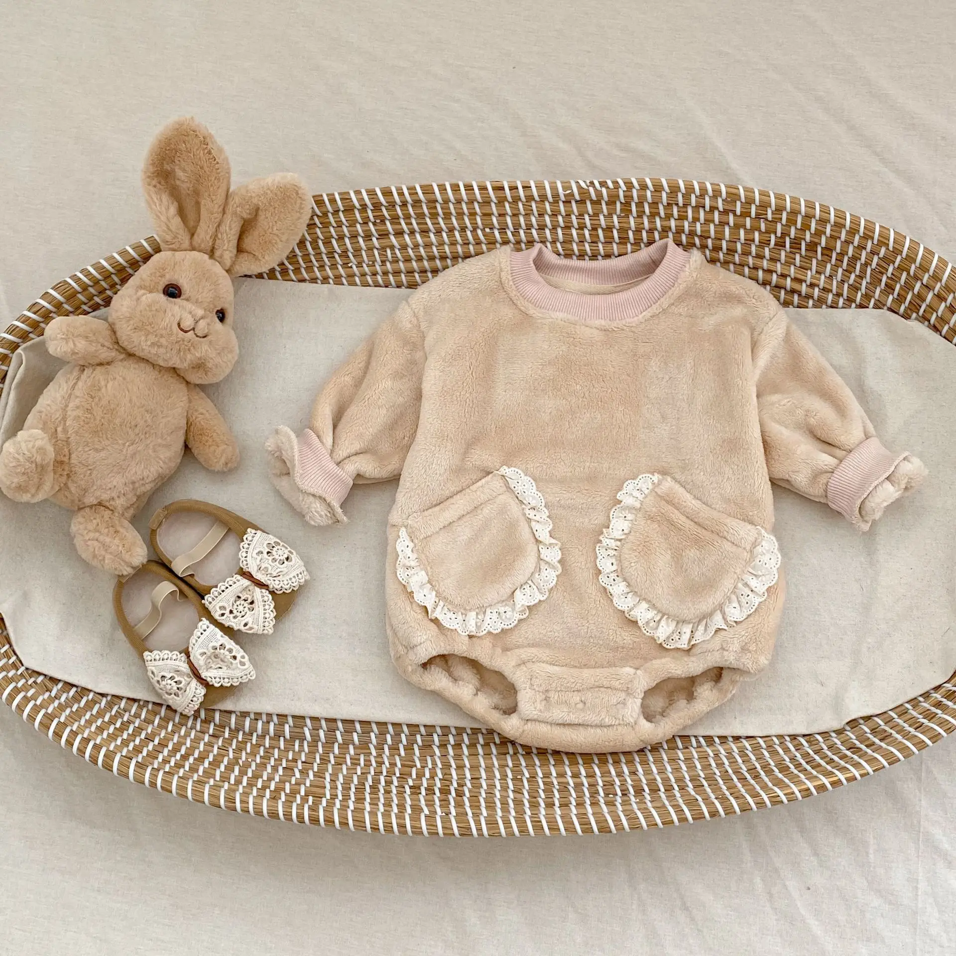 

2025 New Girl Baby Plush Long Sleeve Rompers Winter Clothing Solid Color Cute Bag fart Clothes Triangle Crawler Clothes
