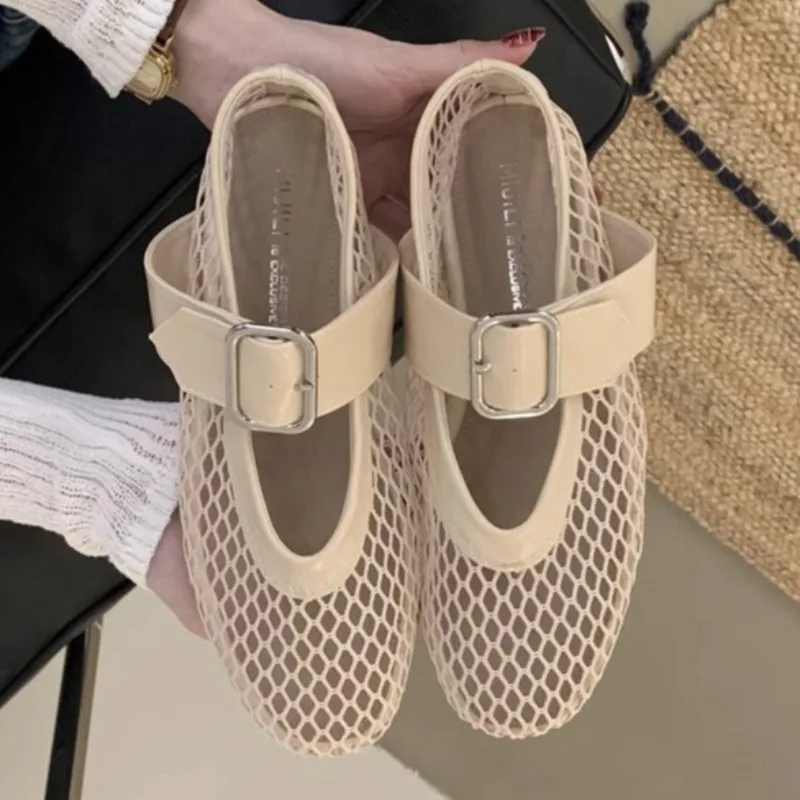 Sandalias planas de talla grande para mujer de verano 2025, nuevo estilo, sandalias bajas de rejilla con boca poco profunda para playa, sandalias de moda de cobertura completa, talla 35-40