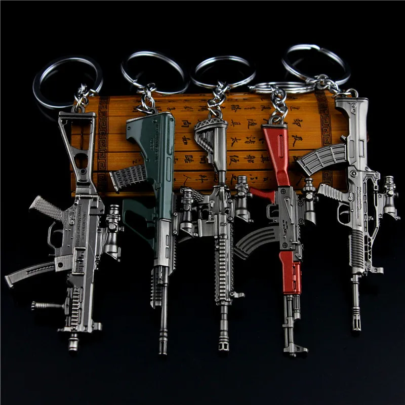 Mini llavero de pistola de Metal PUBG, modelo de pistola de 9cm, aleación AUGA3, AWM 98K, M24 AK47, llavero ligero para casco, regalos de cumpleaños, juguete para niños