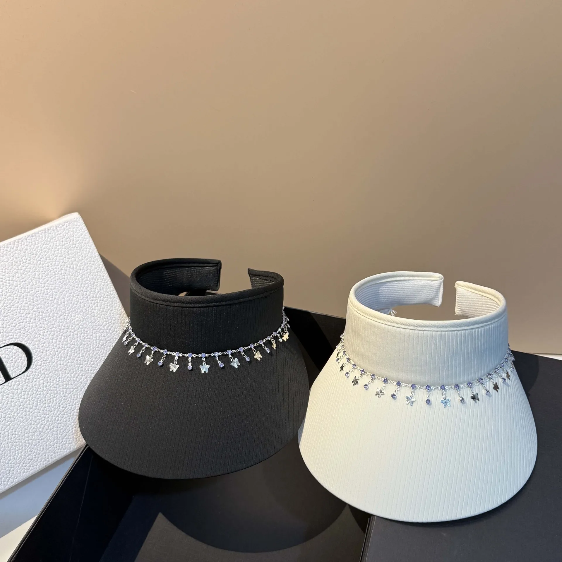 2025 صيف جديد! قبعة نسائية فارغة بسلسلة فراشة سريعة الجفاف، متعددة الاستخدامات، تصميم شريط عمودي للحماية من الشمس في الهواء الطلق