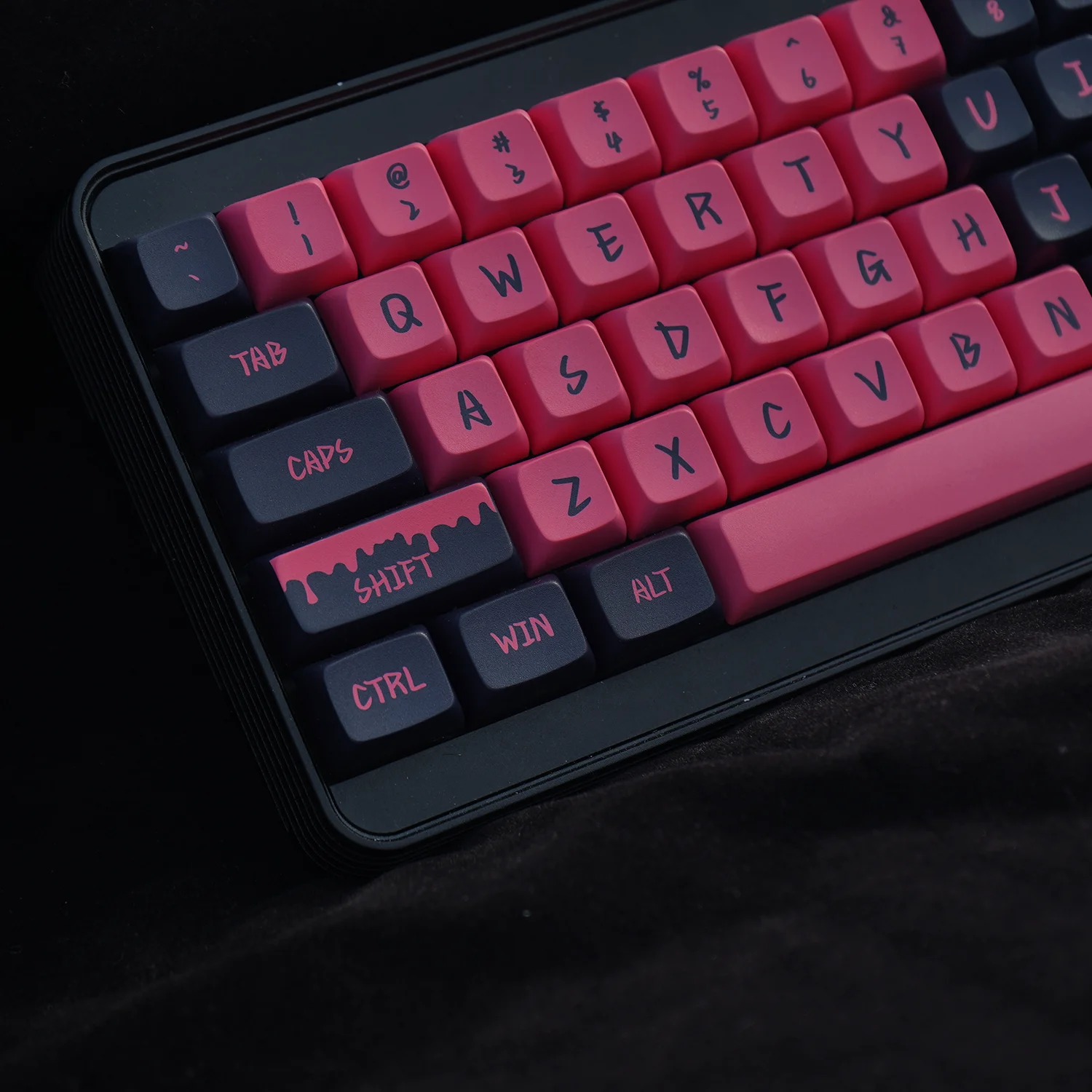 ECHOME Love Robot Theme Keycap Set PBT Custom Black Pink Keyboard Cap XDA Profile Key Cap for Mechanical Keyboard Accessories