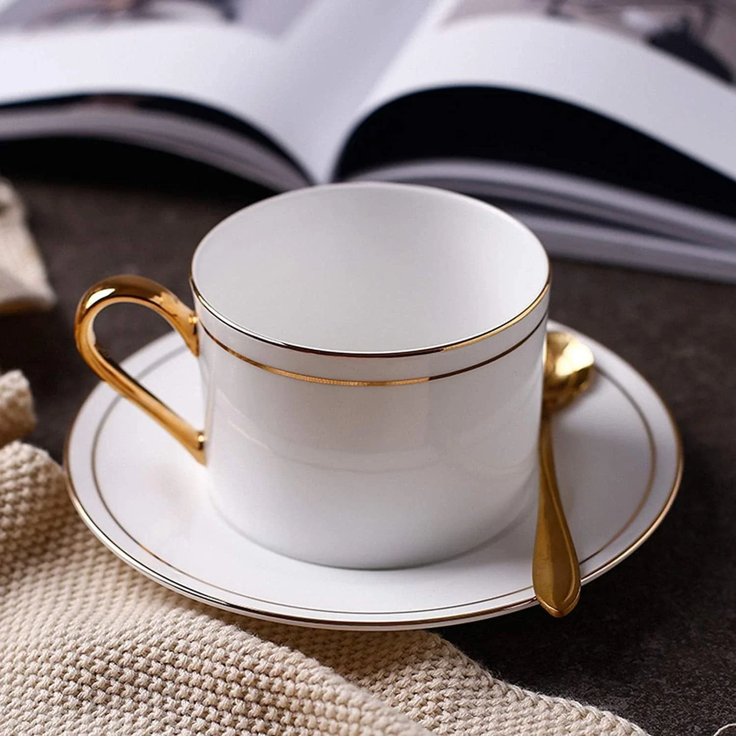 Conjunto de xícaras de chá e café de cerâmica branca requintada e bonita – Caneca de café elegante de 8,5 onças e xícara de chá com linha dourada ornamentada de