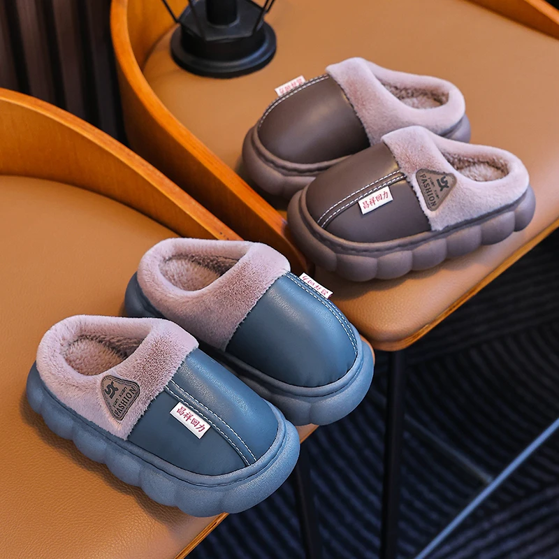 2025 موضة جديدة للأطفال بولي Leather الجلود نعال قماش لينة وحيد عدم الانزلاق شتاء دافئ طفل بنين بنات داخلي المنزل أحذية قطنية