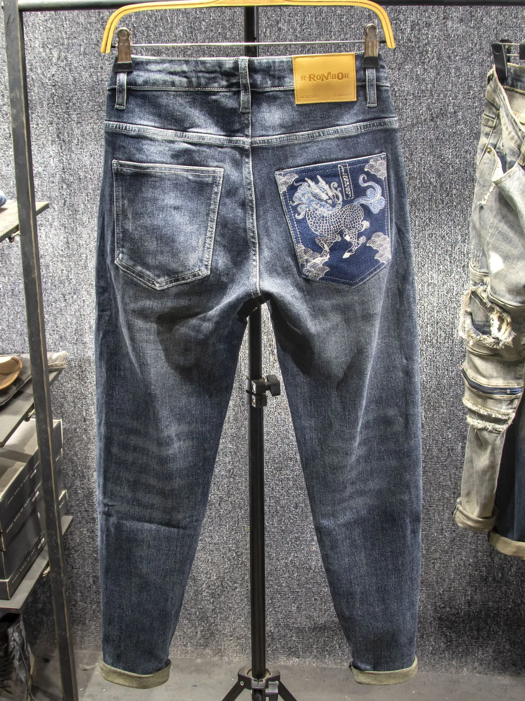 

Fall New Sle Embroidered Slim Fit Men's Jeans American Faion Casual Long Pants mid Waist Five kets hine Waed