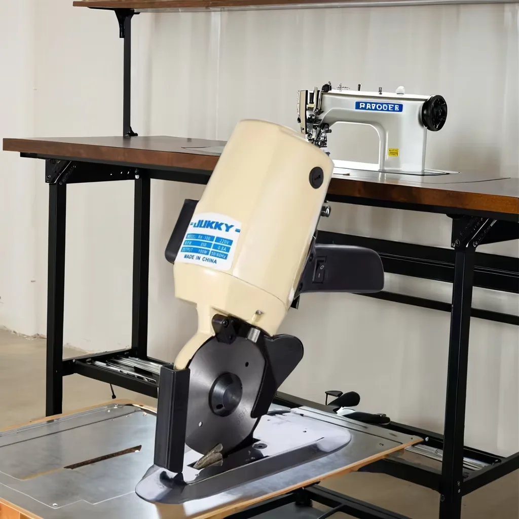 ماكينة خياطة محمولة عالية الجودة RC-100/110/125 قطع صغيرة بألوان مختلفة وحالة جديدة تتميز بأساسية المحرك