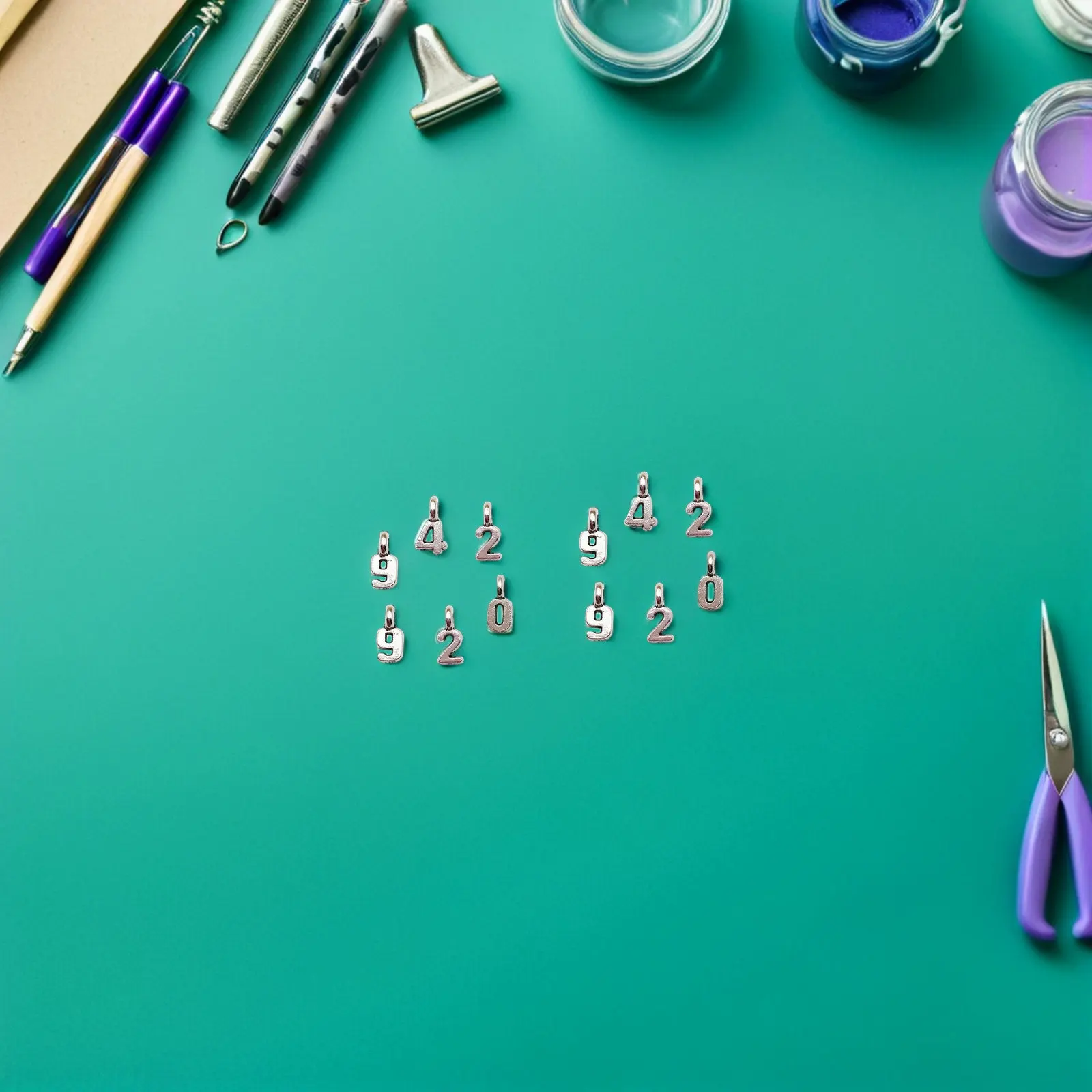 

100 шт. легких подвесок-шармов из сплава с цифрами для изготовления украшений своими руками: браслетов, ожерелий, брелоков, а также для выпускных поделок