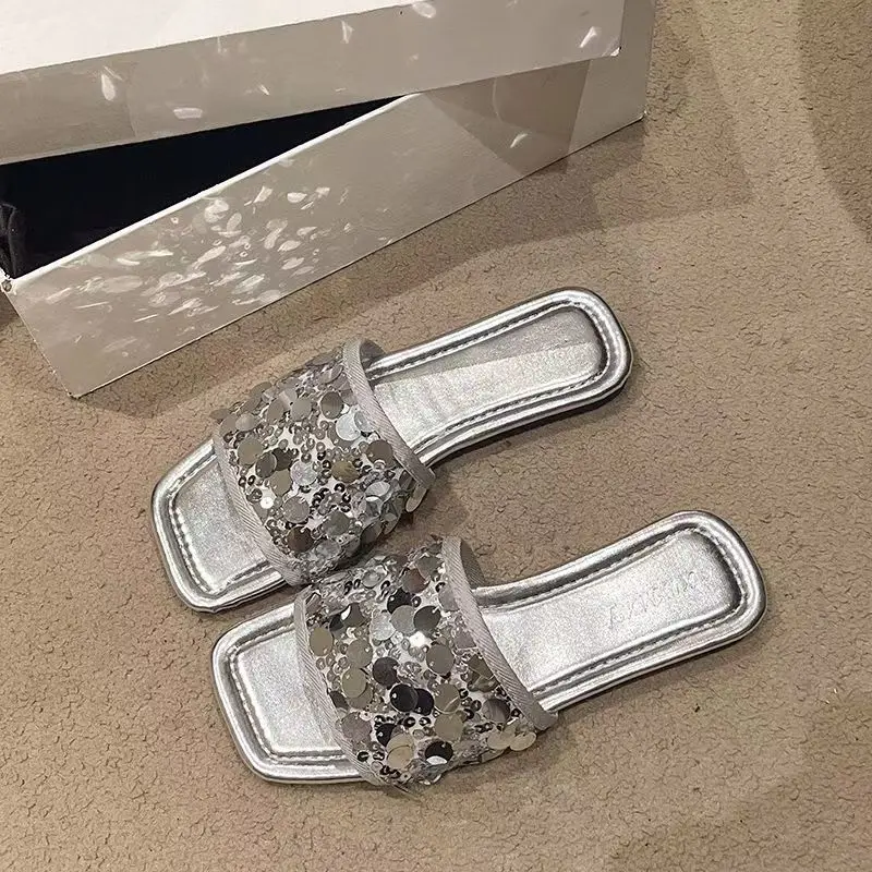 شباشب من حجر الراين على الموضة لصيف 2025، صنادل شاطئ مسطحة مطرزة بالترتر ومضادة للانزلاق ومقاومة للاهتراء