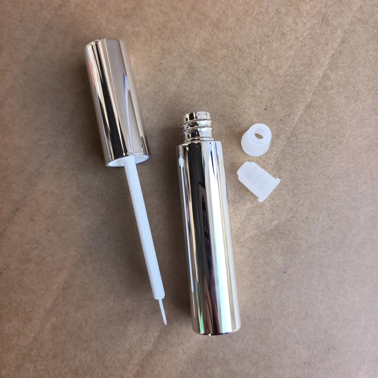 Helle silberne 10m leere Mascara-Tuben, Eyeliner- und Lipgloss-Flaschen, Dosierbehälter – Detail 1
