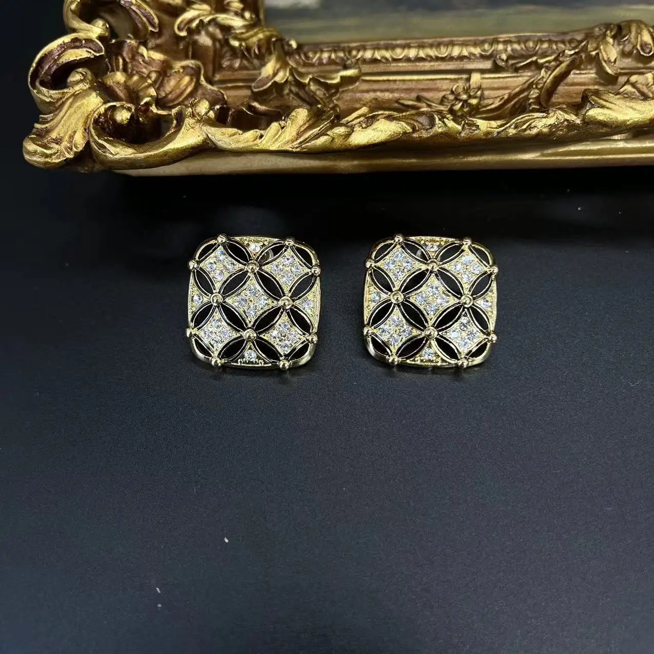 

European and American vintage court style exquisite carved hollow square earrings