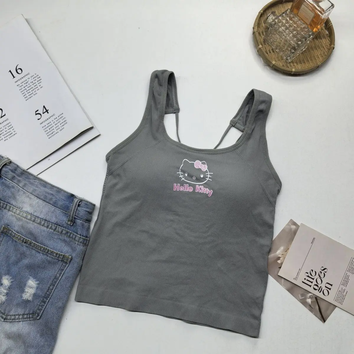 

Белый сексуальный топ на бретельках в стиле Y2K с подкладкой для груди, милая футболка Hello Kitty, модная женская одежда, летние укороченные топы для девочек, кавайные топы