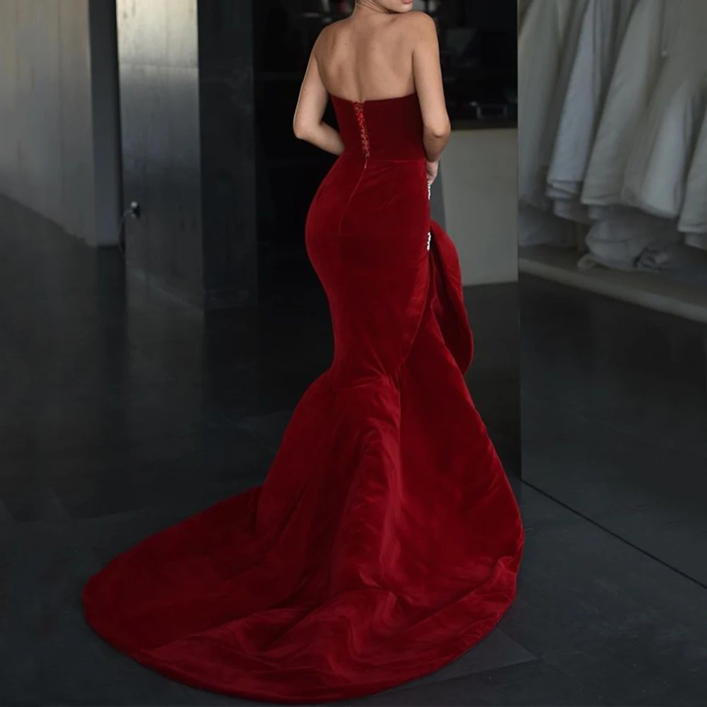 Vestido de noche de terciopelo sexy, escote en forma de corazón rojo, sin tirantes, sin mangas, sirena, largo hasta el suelo, abertura lateral con cristal, vestidos de fiesta personalizados