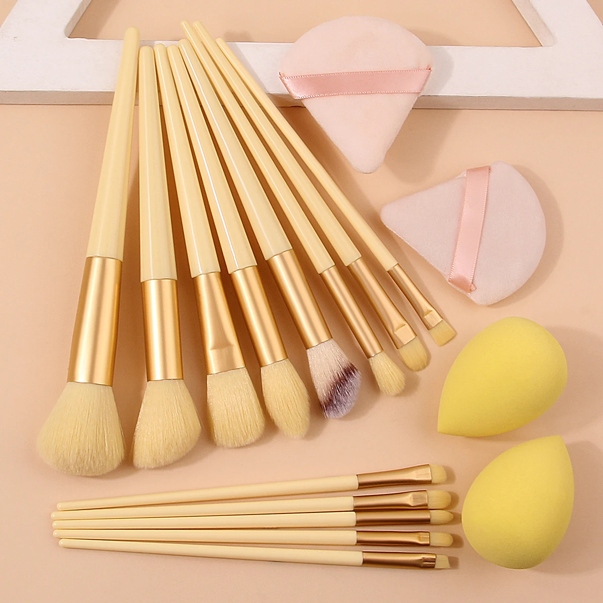 Ensemble de 13 pinceaux de maquillage portables à poils souples + 4 œufs de beauté en éponge, outils de maquillage professionnels triangulaires pour bouffées de poudre