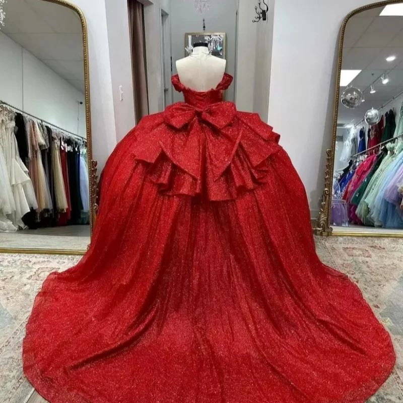 Op maat gemaakte glanzende rode Quinceanera-jurken Uit de schouder applique Kant Lange staart Strik Vestido 15-Quinceanera
