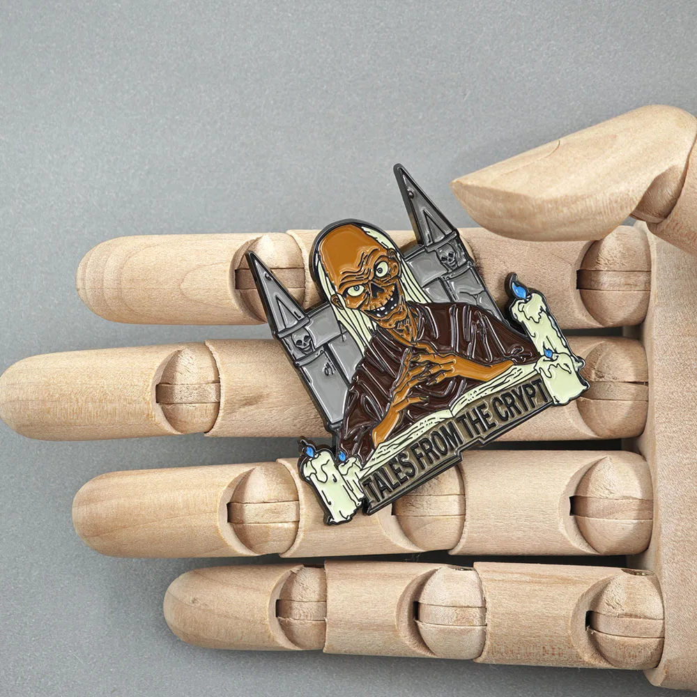 Vintage Tales From The Crypt Emaille-Pin Horrorfilm-Kryptenwächter Metall-Abzeichen Gruseliger Skelett-Zombie Anstecknadel Schmuck-Brosche – Detail 4