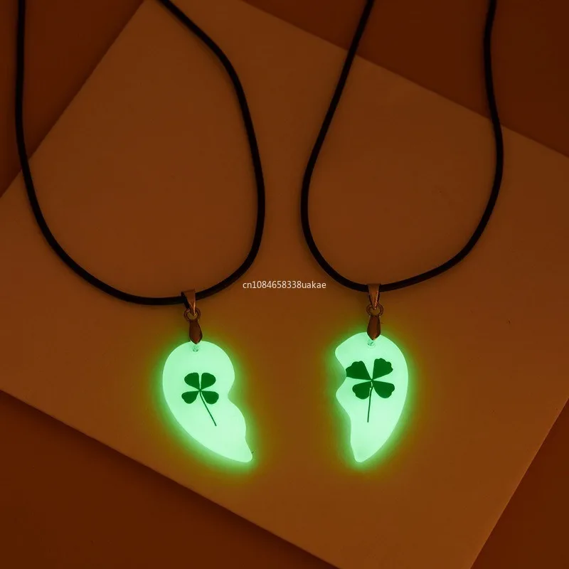 Four Leaf Clover Luminous Couple Necklaces 2 Pcs Heart Shape Pendant Necklace Natural Flower Glow in The Dark Jewelry Gift