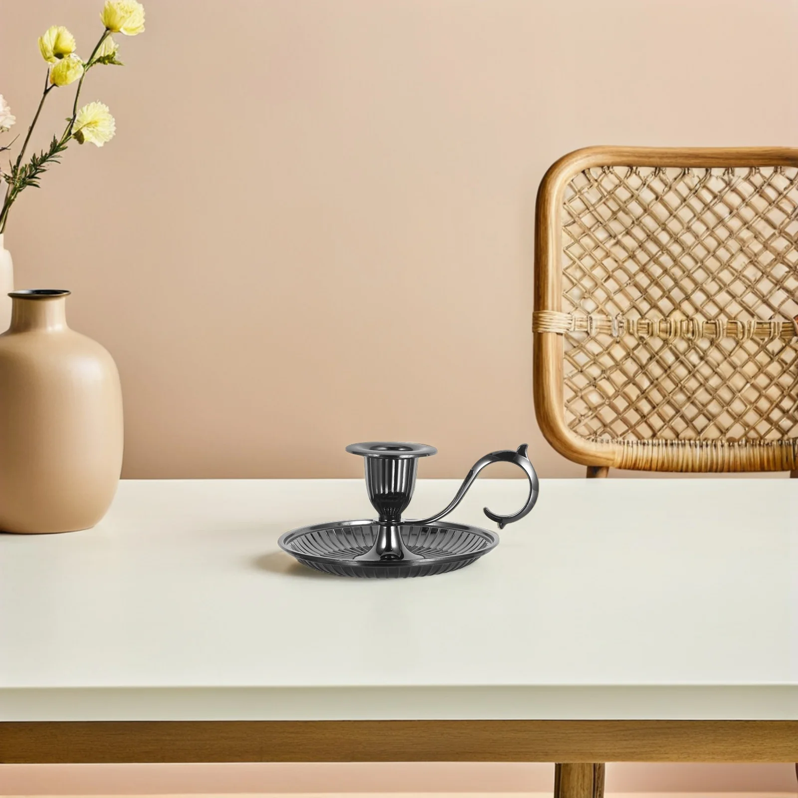 

Vintage Black Candlestick Holder Retro Metal Taper Stand for Wedding Centerpiece Halloween Dinner Table Decor Handheld Ceremony