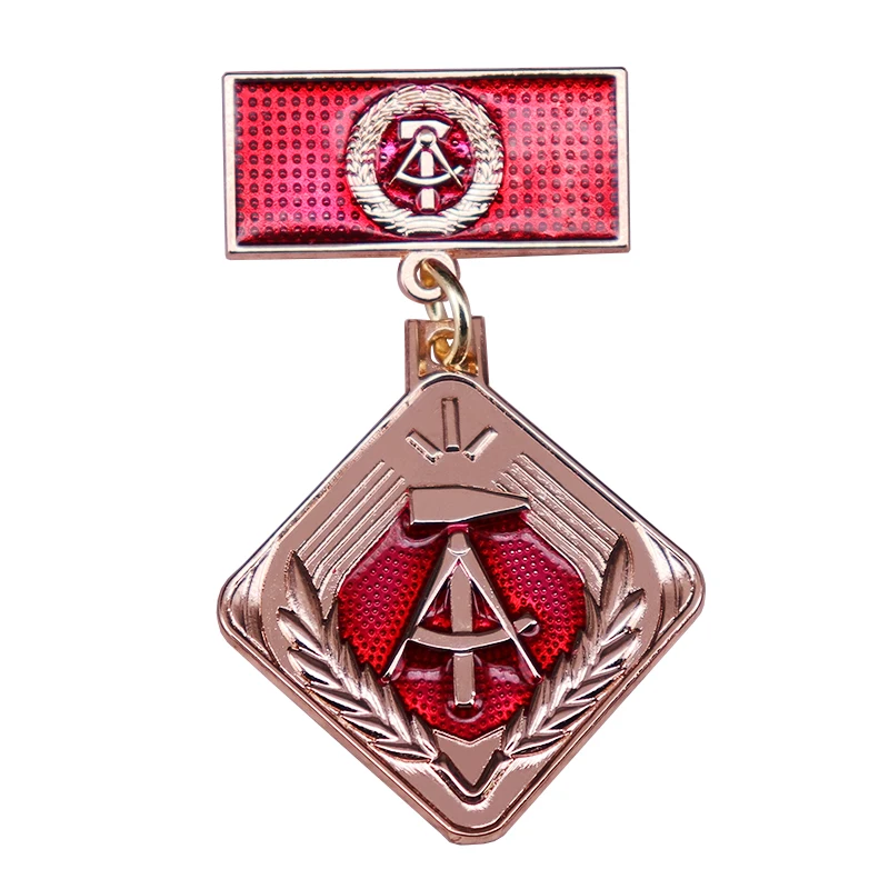 الميدالية المعدنية الحمراء للنشاطين العمال الاشتراكيين في جمهورية ألمانيا الديمقراطية الألمانية تذكار معدني معدني