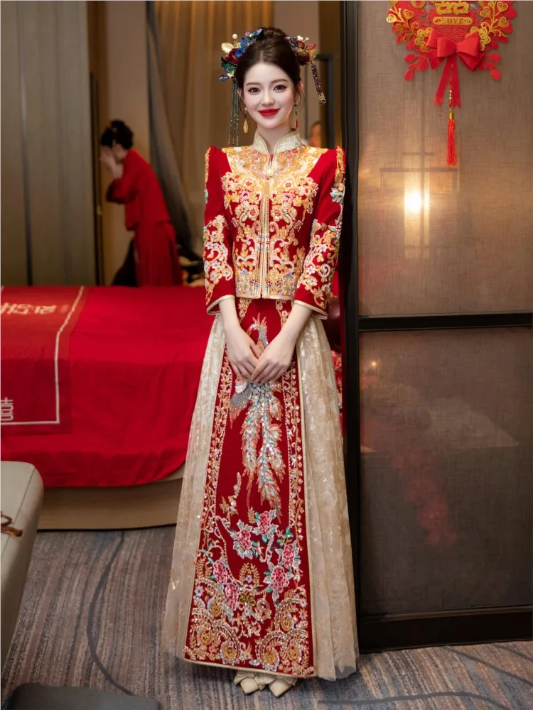 

A new velvet dress in champagne color for brides Chinese-style wedding toasting and ceremony