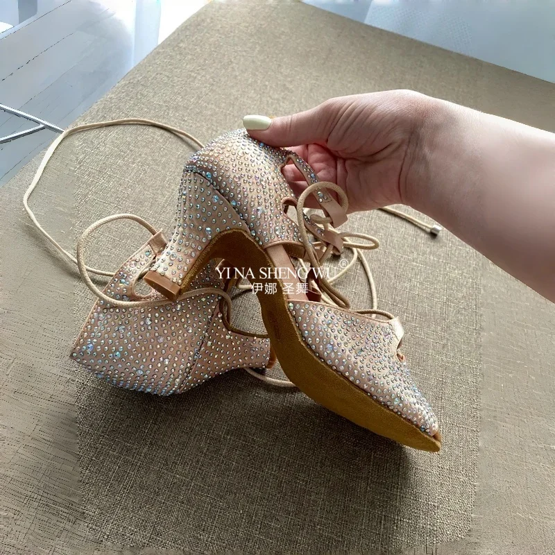 รองเท้าเต้นลาตินสำหรับผู้หญิง ผ้าซาตินสีเนื้อ ประดับคริสตัลขนาดใหญ่และเล็ก รองเท้าเต้นรำส้นบาน 9 ซม. สำหรับเท้าแคบ ปรับขนาดได้