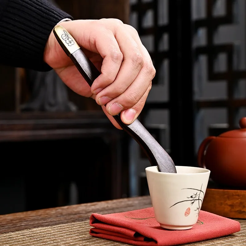 

Изысканное украшение столешницы из цельного дерева с элегантным дизайном зажима для чая, подходящим для традиционной чайной церемонии.