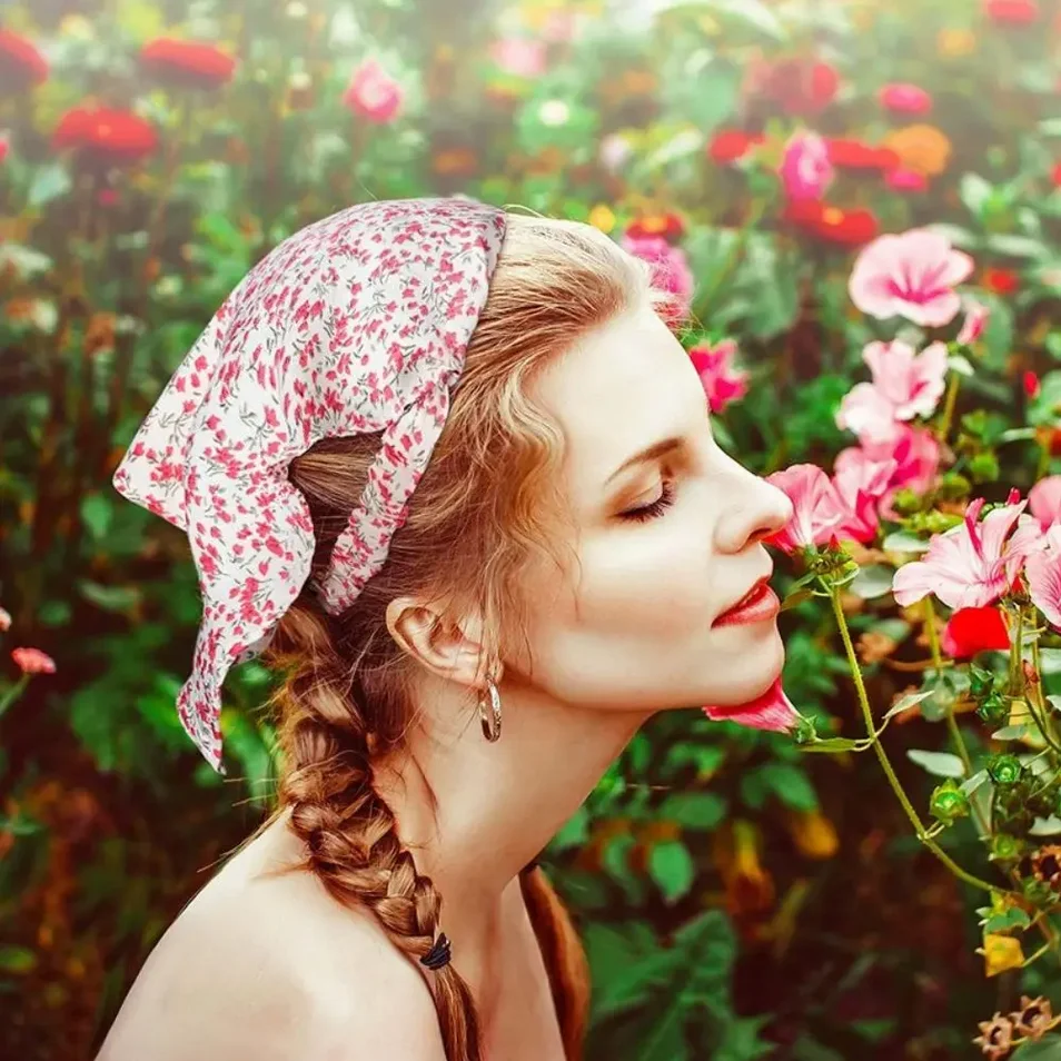 Damen Kleine Blumenmuster Stoff-Bandanas Mädchen Frische Dreieckige Kopftücher Damen Sommer Herbst Haarschals Haaraccessoires Turban – Detail 1