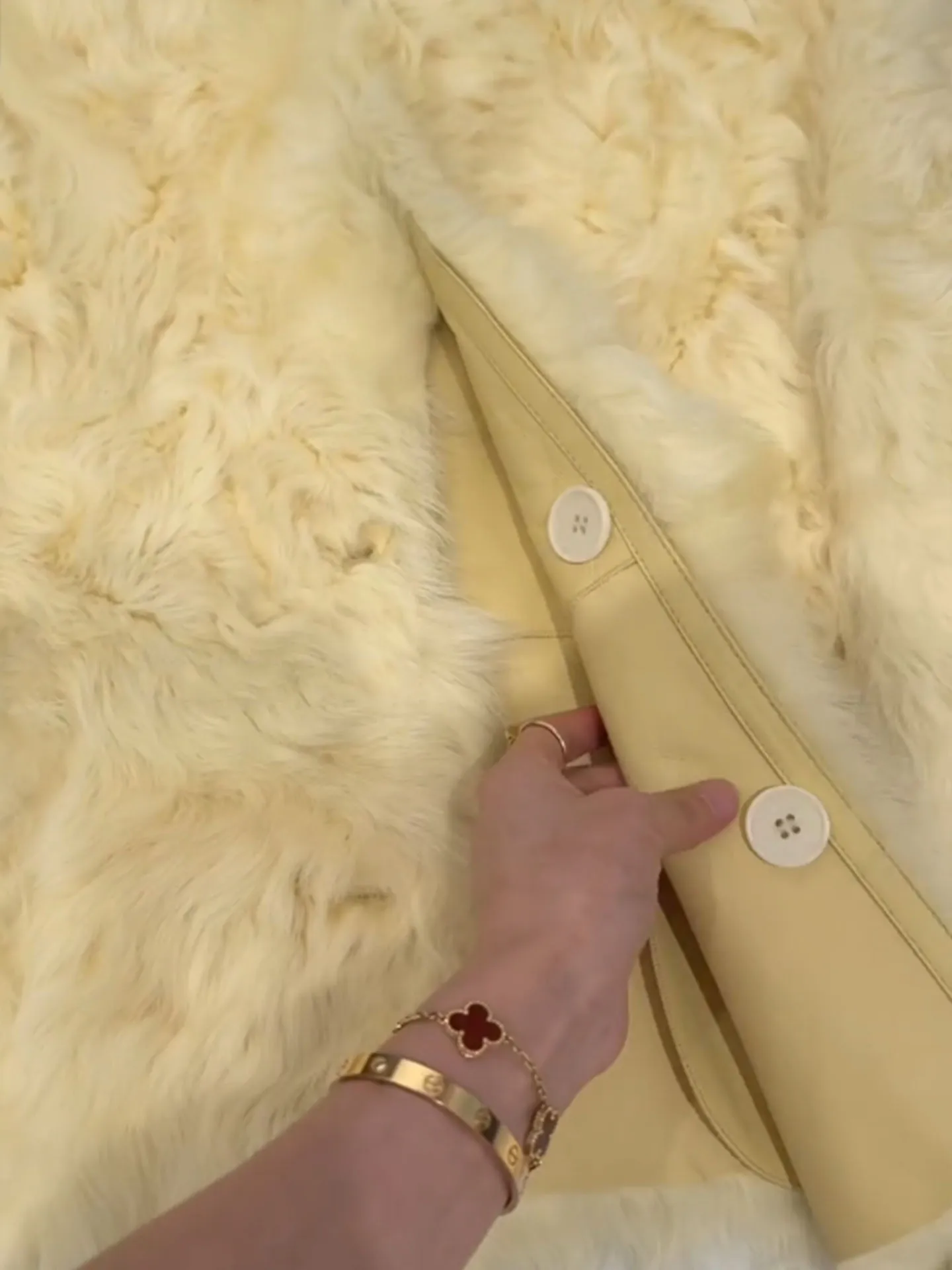 เสื้อแจ็คเก็ตขนเฟอร์เทียมสีเหลืองสุดหรู ดีไซน์โดดเด่น สำหรับผู้หญิง ฤดูหนาว 2025 รุ่นใหม่ ระดับไฮเอนด์ สไตล์ลำลอง บุขนเฟอร์และหนัง