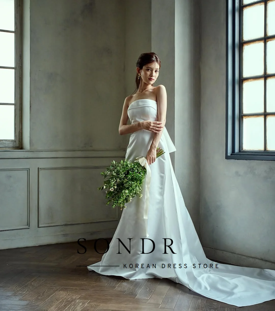 Sondr Vestidos de novia sencillos japoneses Vestido de novia de satén sin tirantes con tren Personalizado エンレ