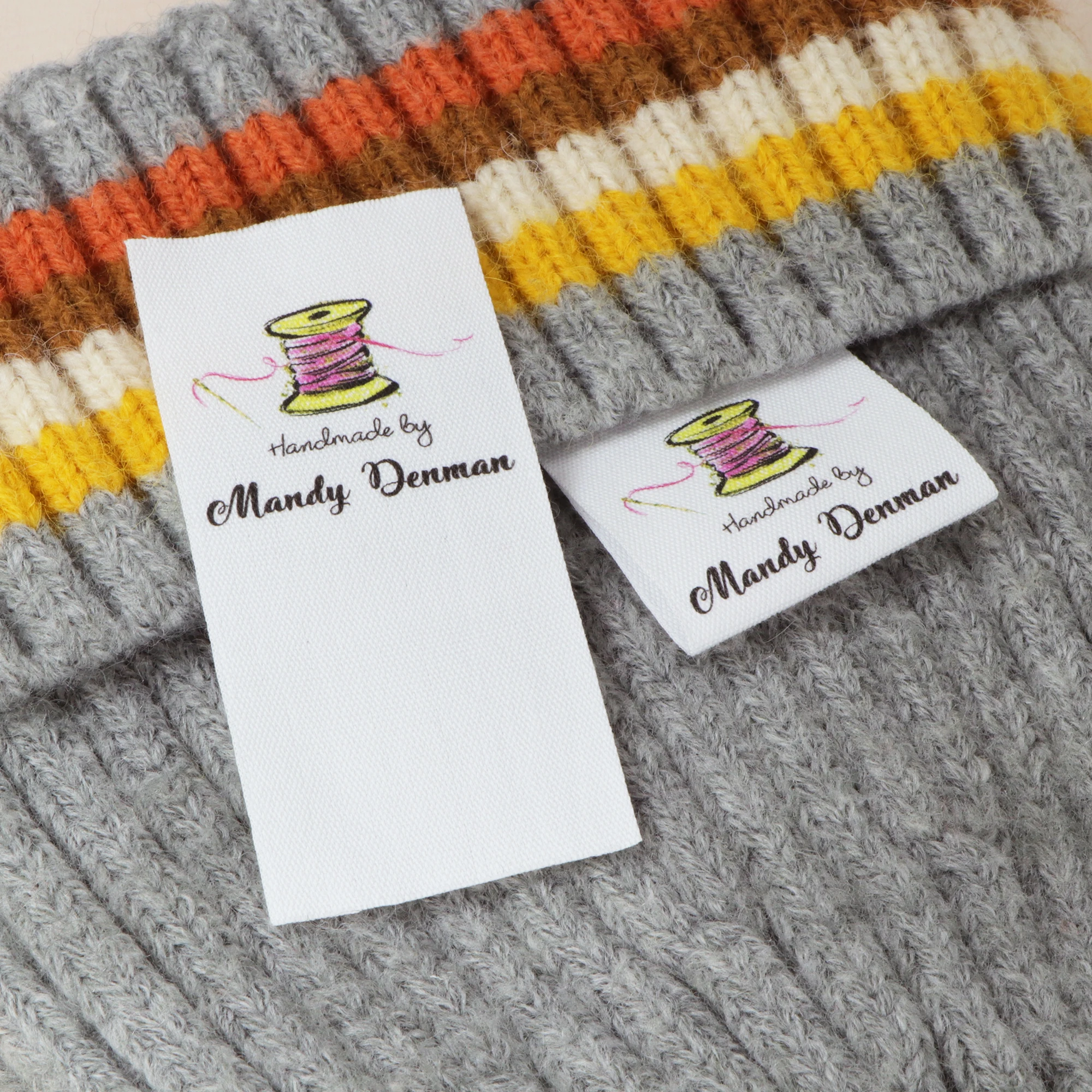 

Изготовленные на заказ складные этикетки, логотип или текст - складные бирки, персонализированный бренд, печатные этикетки, пришивные этикетки (FR132)