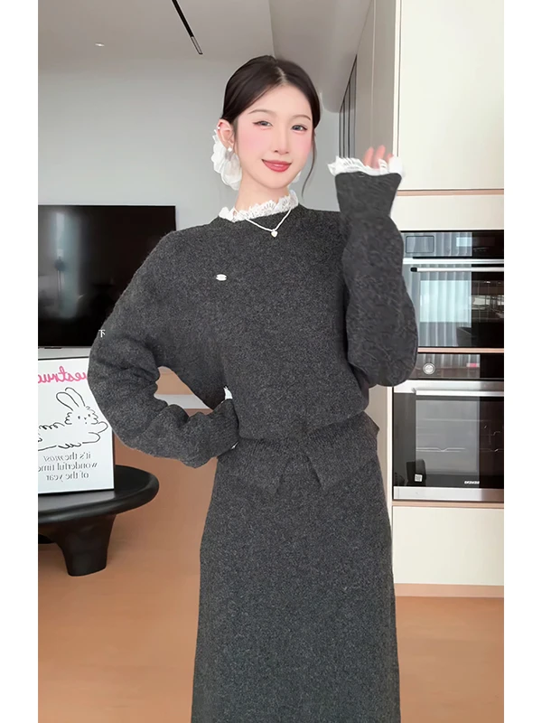 

Комплект: вязаный свитер с круглым вырезом и прямая юбка-труба с завышенной талией. Женский модный комплект для осени и зимы в стиле Gentle Wind.