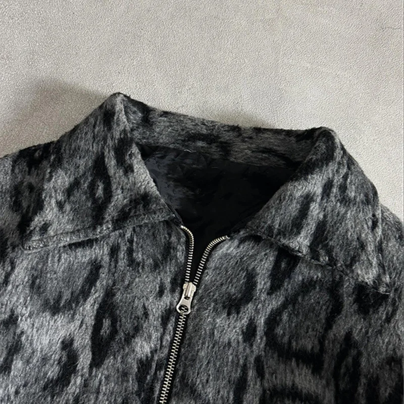 Herrenjacke mit Leopardenmuster und Reißverschluss, Streetwear, lässiger Schnitt, lockere Passform, Tiermuster, modische Oberbekleidung. – Detail 8