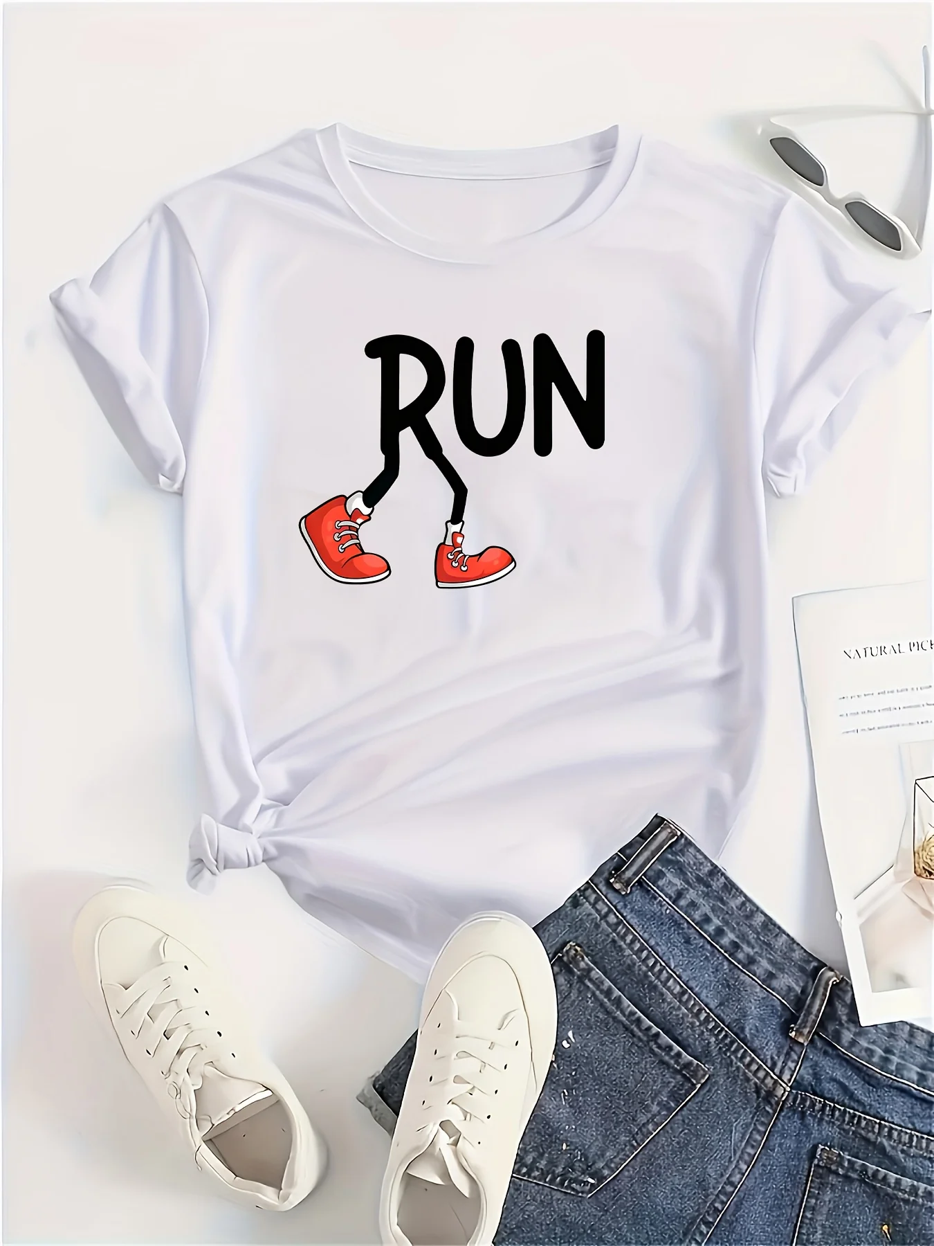 

Повседневная футболка с рисунком RUN и красными кроссовками — 95% полиэстер, 5% спандекс, эластичная удобная посадка, можно стирать в машине, всесезонные