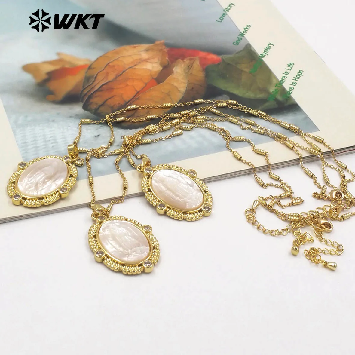 

WT-JN271 2024 Gold Plated Lace Edged Vintage Palace Style Natural Shell Patterned Pendant Necklace For Women Birthday Gift