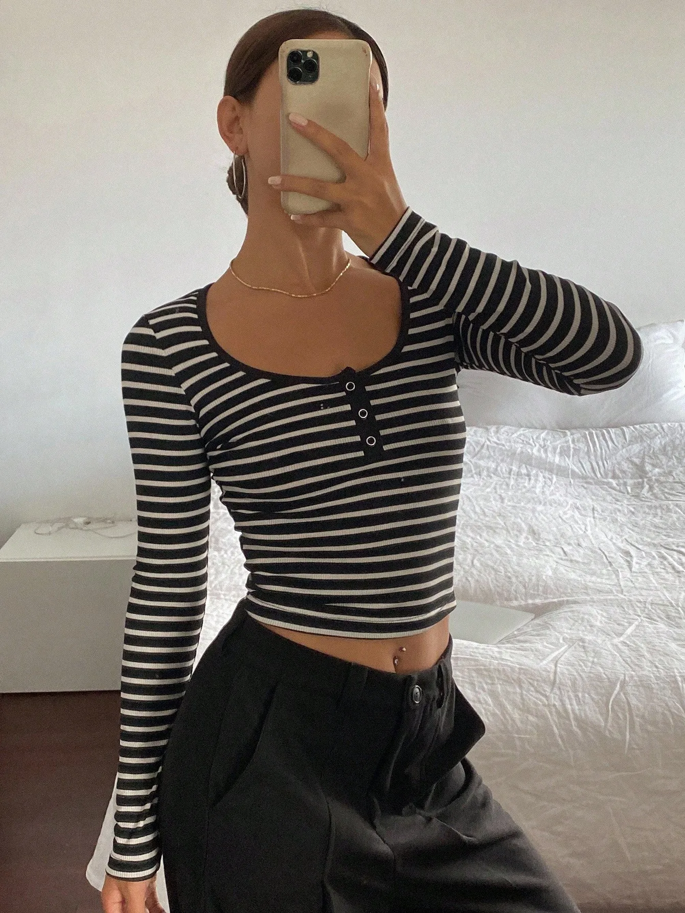 Top Henley de manga larga a rayas blancas y negras para mujer con detalle de botones, corte informal