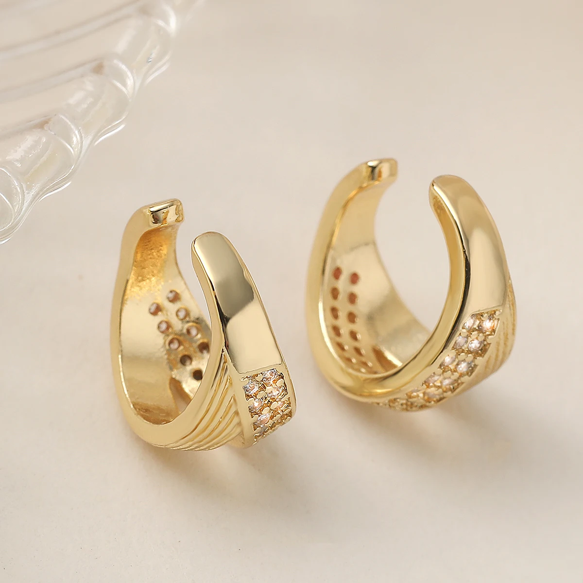 newbuy-Модные-золотистые-милые-геометрические-клипсы-для-ушей-в-форме-буквы-С-для-женщин-блестящие-украшения-из-меди-с-кубическим-цирконием-класса-ААА