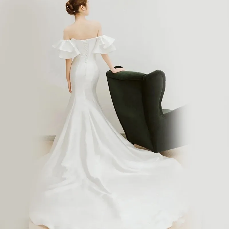 Un nuovo abito senza spalline in chiffon con spalle scoperte semplice ed elegante a coda di pesce in raso monospalla