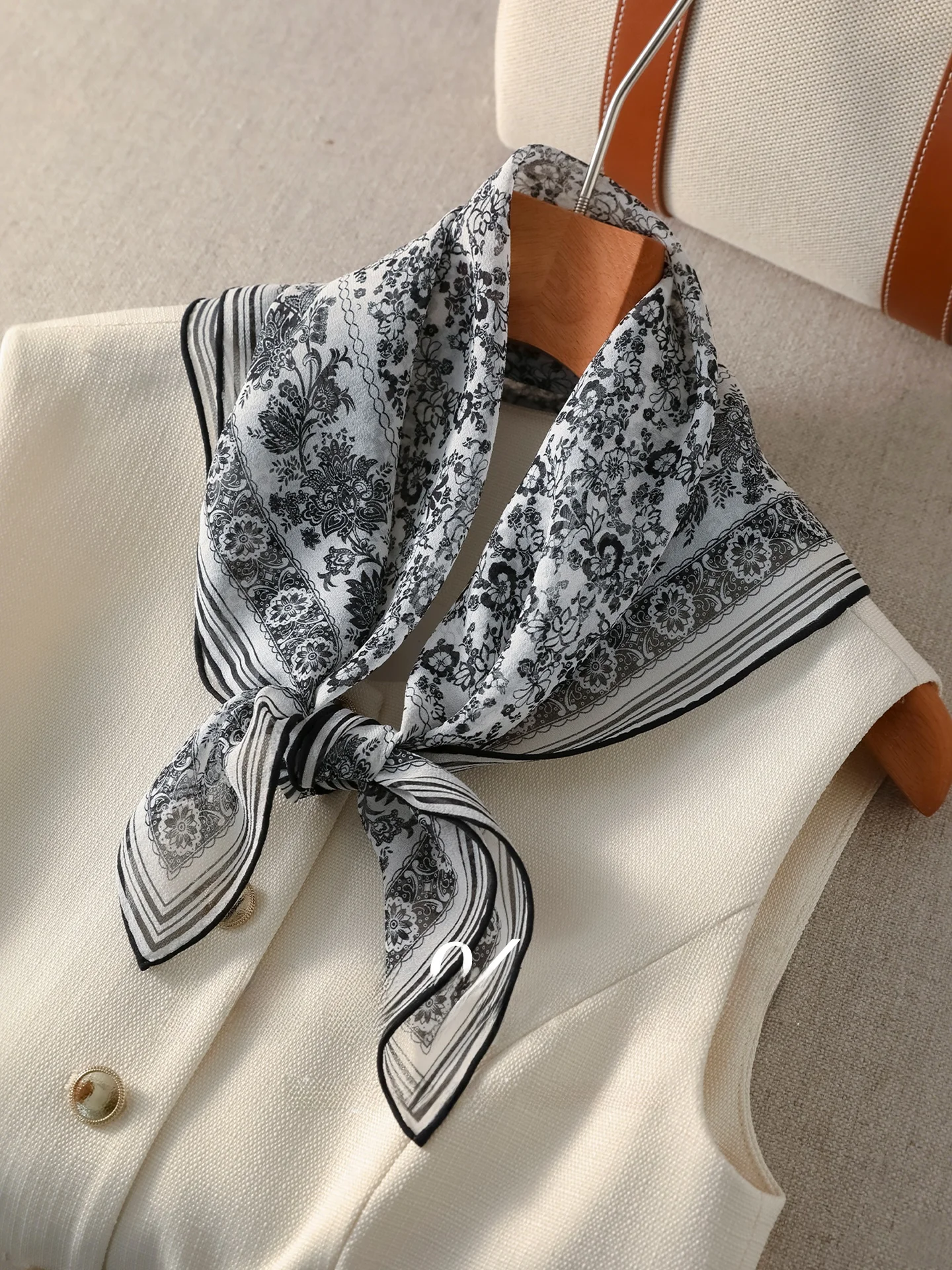 シルクスクエアスカーフ-レディース-新作-2026年春-軽量-ネックプロテクション-薄型モデル-韓国風-花柄-多機能