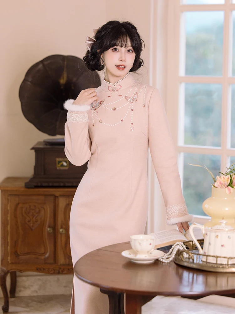 

Изысканное китайское платье-ципао Chuan Dai с вышивкой, розовыми бусинами и жемчугом, идеально для осени и зимы