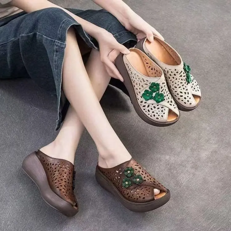 Sandalias de verano para mujer, de cuero suave, estilo retro, con orificios, para madres de mediana edad y mayores, tipo pantuflas con punta abierta.