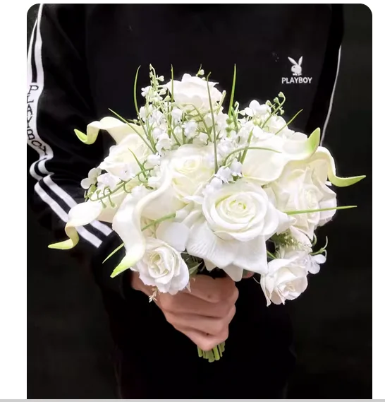 Photographic props holding flowers, beautiful bride traveling, Korean-style holding flowers, photo studio, children's family wed