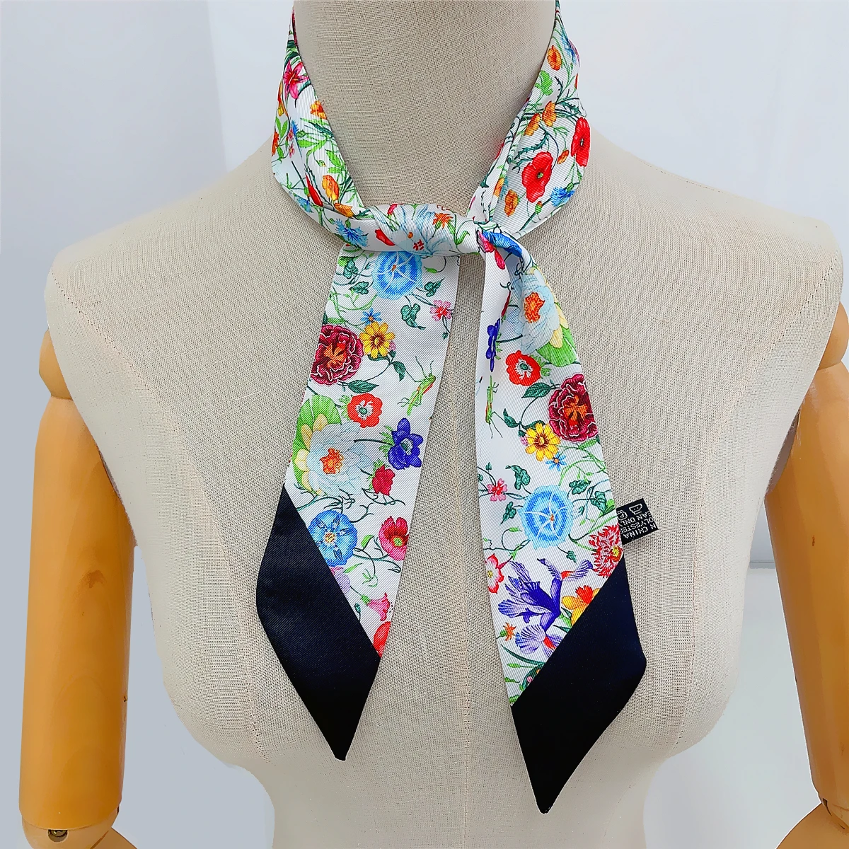 2024 New Design Small Flower Brand Silk Scarf Luxury Scarf Women Foulard Skinny Bag Scarves Neckerchief Fashion Hair Headband