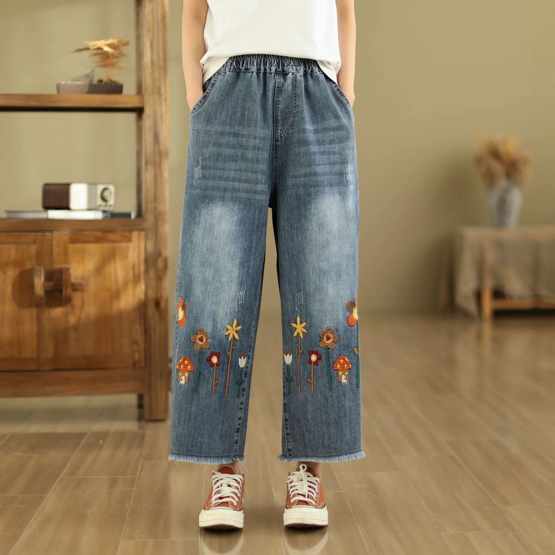 Aricaca pantaloni strappati con ricamo floreale da donna M-2XL pantaloni Casual in Denim azzurro moda Casual